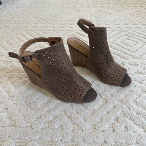 Lucky Brand Rigina Brown Suede Perforated Peep Toe Wedge Sandals Womens 10 Boho